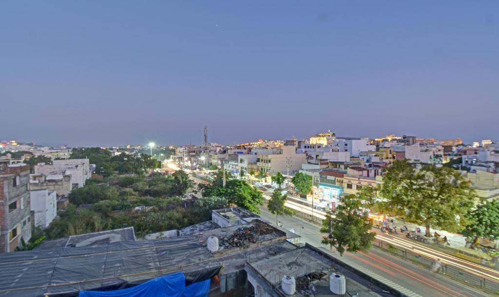 Treebo Paras Raj Near City Palace Udaipur Esterno foto